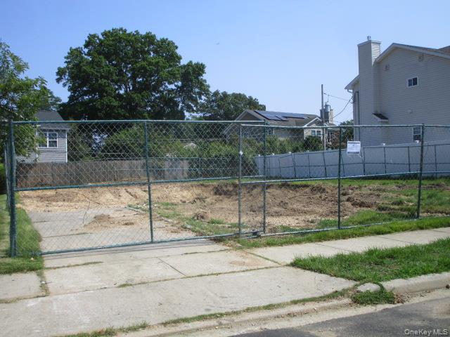 Luxury new construction in Syosset offering approx. 3,000 sq ft of thoughtfully designed living space with 4 bedrooms and 2.5 baths. Open, sun-filled layout with generously sized rooms, chef’s kitchen featuring gas cooking, center island, pantry and stainless-steel appliances. First floor includes a junior primary suite with full bath, mudroom and powder room. Upstairs features a primary suite with spa-style bath and spacious closet, a junior suite, plus two additional bedrooms each. Full basement with exceptional potential. Set on a 6,000 sq ft lot with opportunity to customize select finishes at this stage of construction (builder approval). Centrally located with convenient access to major highways, shopping and everyday amenities. Completion anticipated 4 months