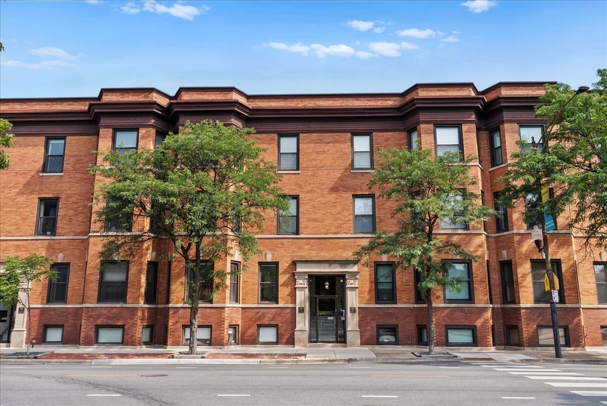 Spectacular duplex "up" located in the heart of Lincoln Park! Offering 3 bedrooms, 2.1 baths with character & charm with parking included! Foyer opens to spacious south facing living room with fireplace & window atrium, separate dining room & open kit w/stainless applc, dark cabinetry, & granite plus island! Upstairs 3 br plus primary bedroom sitting room & 2 baths! 1/2 bath on main floor, washer in unit. Stellar location to walk to everything!