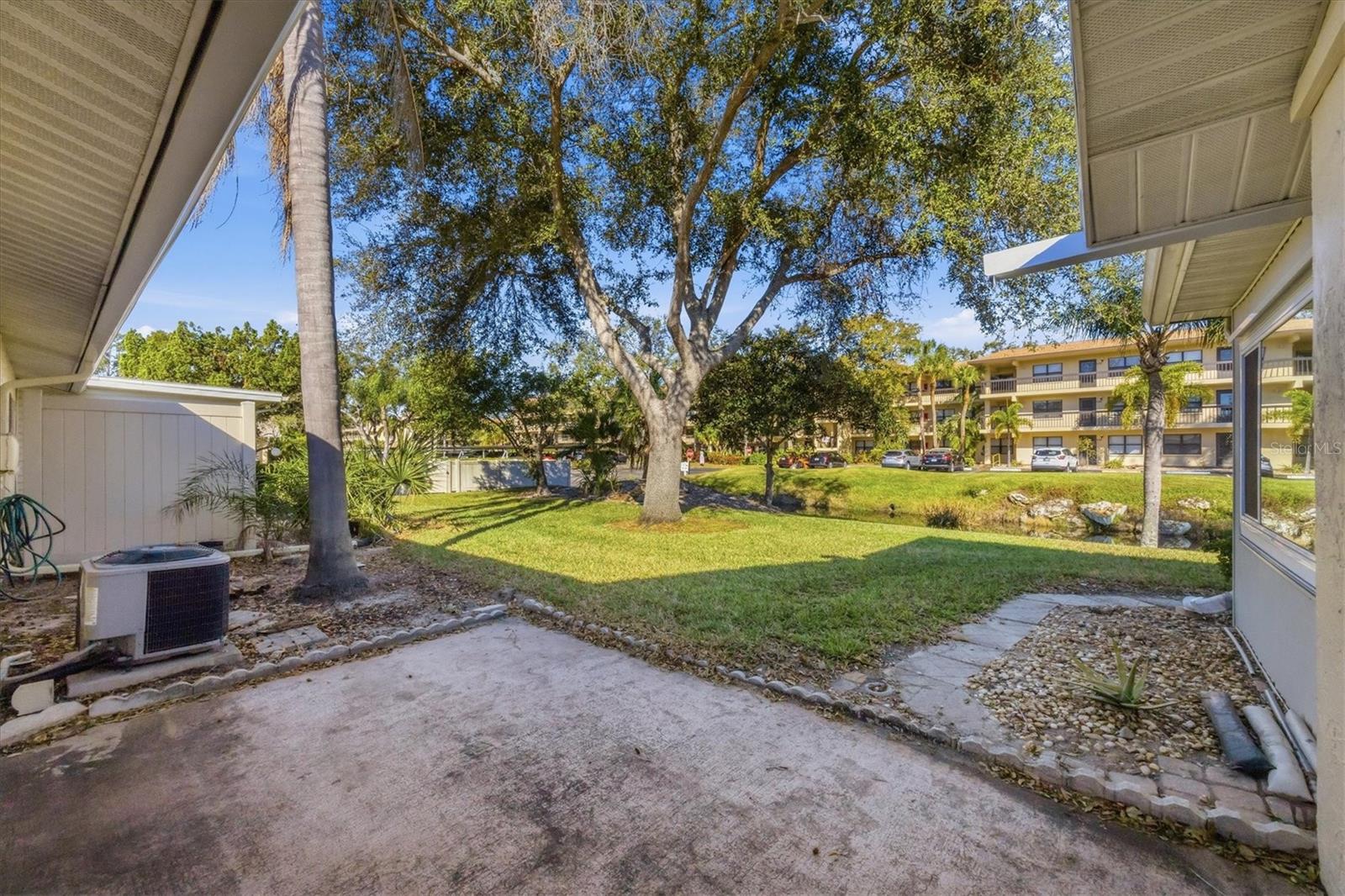 390 301 Boulevard W 27C