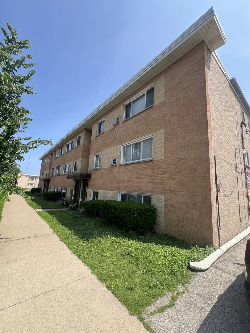 Bright and sunny Old Irving 1 bedroom condo in an amazing location! This is a commuters dream with easy access to both the Blue Line and Metra, buses and the highway. Close to restaurants, bars, shopping and much more. This home boasts hardwood floors throughout and tons of storage in the unit with 5 large closets. Low taxes and monthly assessment with heat included. Great opportunity for owner occupant or investors. Cat friendly building. 1 parking space is included in the price.