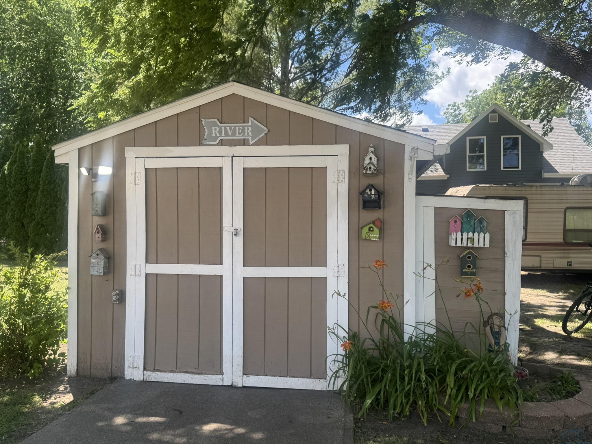 1121 River Drive