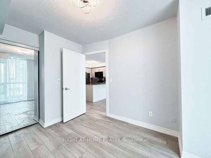 16 Yonge St 803