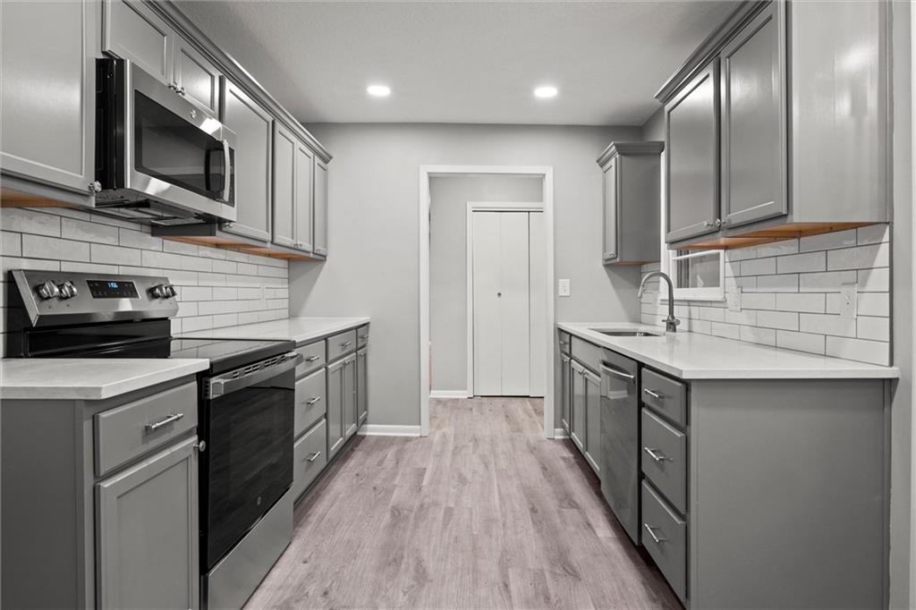 6100 Englewood Avenue