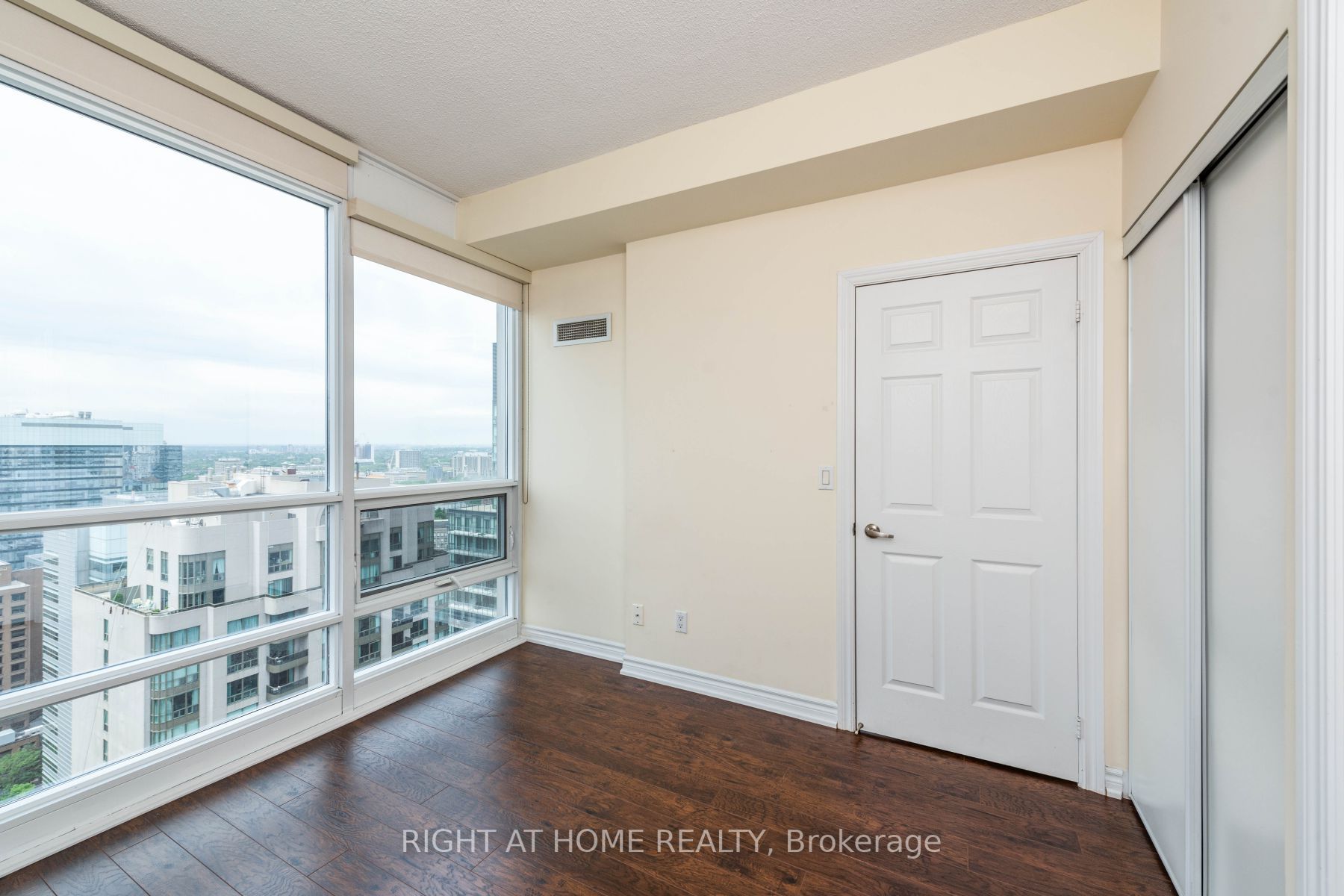 761 Bay St 2512