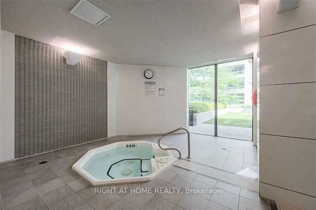 19 Grand Trunk Cres 305