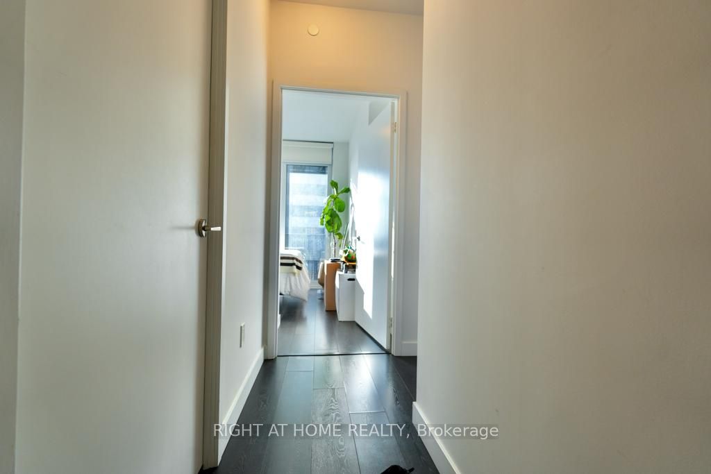 8 E Eglinton Ave 2705