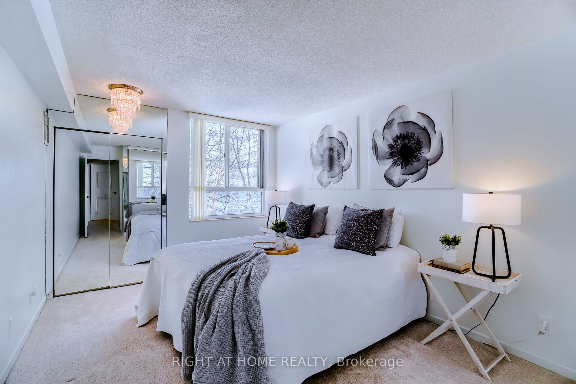 5280 Lakeshore Rd 207