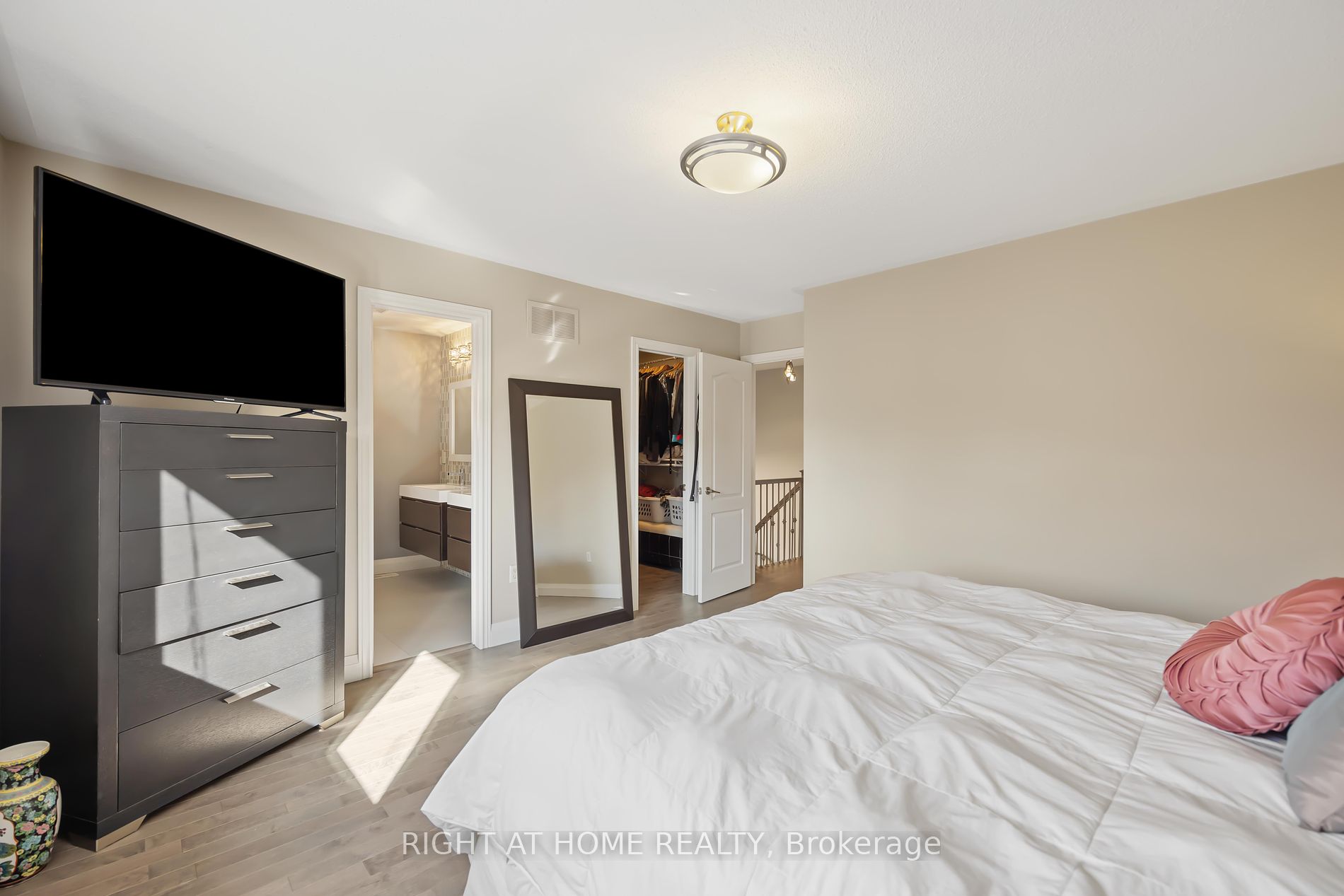 56 Raintree Cres