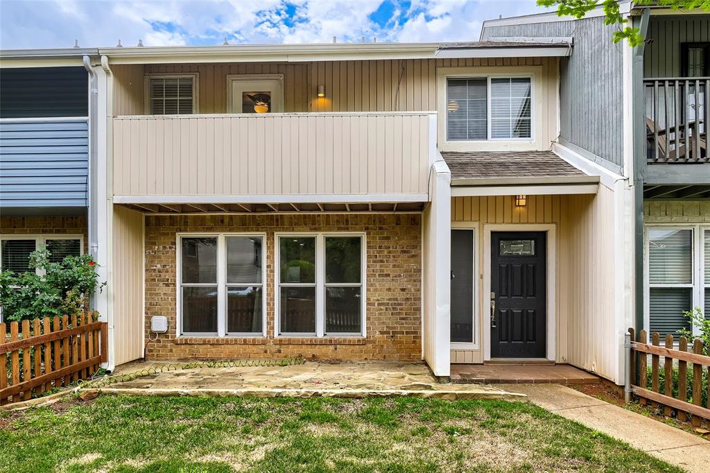 Lovely 2-bedroom, 2.5-bathroom townhome with prime access to historic Downtown Grapevine. This beautifully updated home feels brand new with modern upgrades throughout. The open-concept layout offers two spacious living areas, a generous dining room, and a charming fireplaces that creates a warm, inviting atmosphere. The community also offers its own pool. Located in an unbeatable area, you’ll be just minutes from Grapevine’s vibrant Main Street, boutique shopping, local restaurants, wineries, and quick access to DFW Airport.