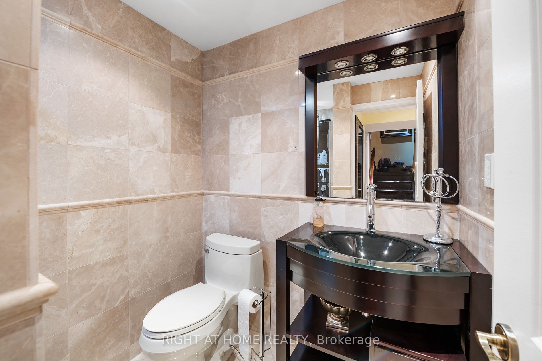 4357 W Bloor St 7