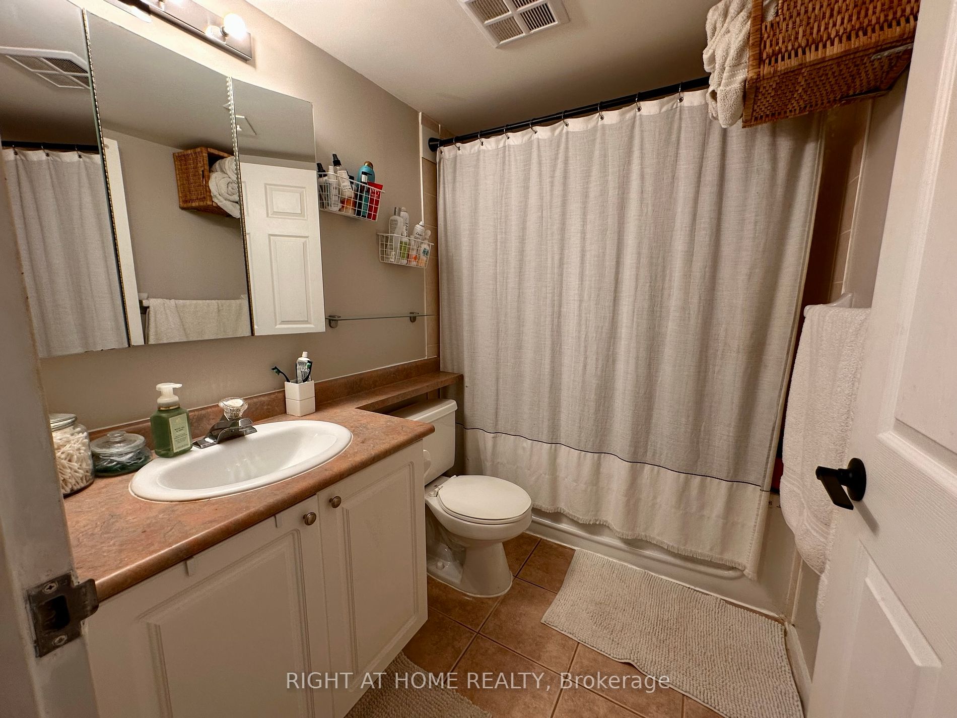 200 Manitoba St 424