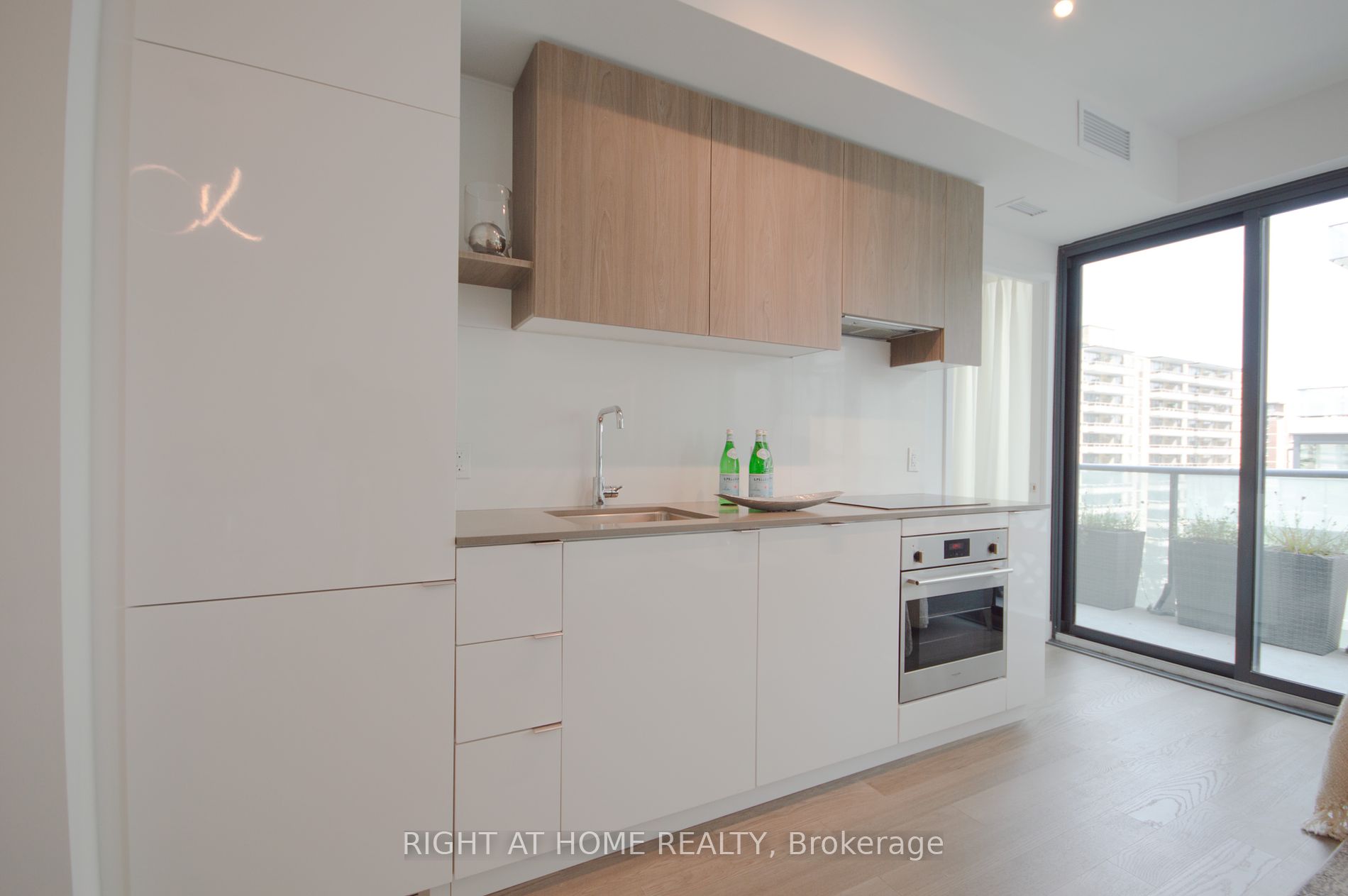 161 Roehampton Ave 709