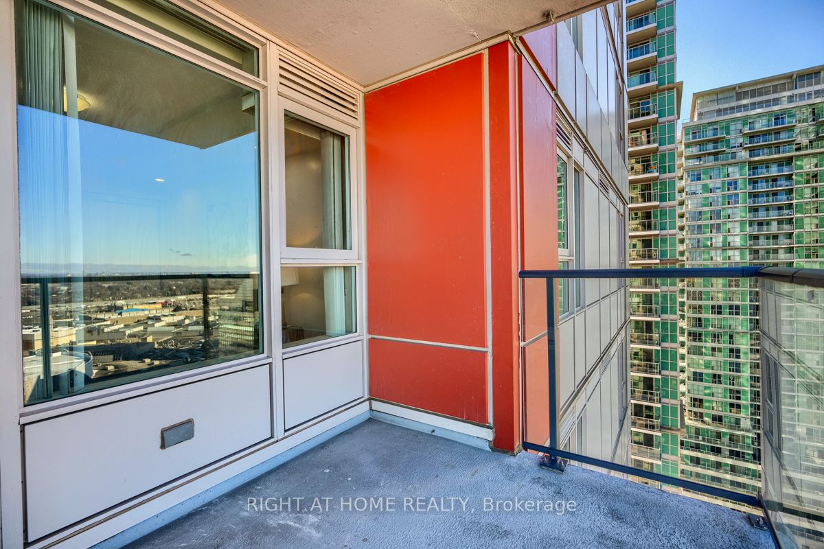25 Town Centre Crt 2611