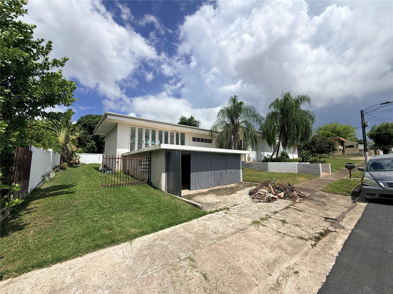 Puedes imaginarla remodelada a tu gusto Residencia terrera en Urb. Bucaré, Guaynabo, ubicada en esquina y al final de una calle tranquila. Cuenta con 5 habitaciones, 4 baños, piscina privada y aproximadamente 1,600 m² de terreno (17,222 pies cuadrados o 0.40 acres). Ofrece amplios espacios, privacidad y gran potencial para remodelar y adaptar según las preferencias del comprador. Comunidad con control de acceso las 24 horas y ubicación céntrica, cerca de vías principales, comercios y servicios. Precio de venta: $895,000. Can you see yourself here?