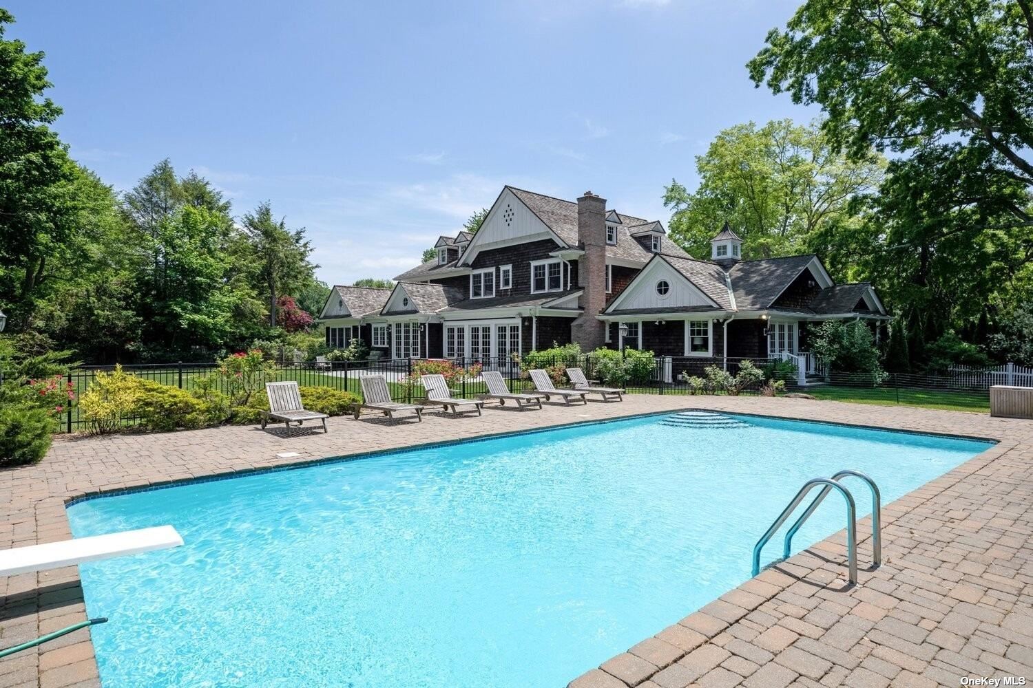 Residential for sale in Glen Head, New York, 3388285