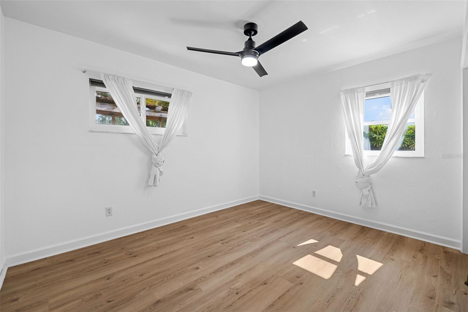 3913 W Eden Roc Circle