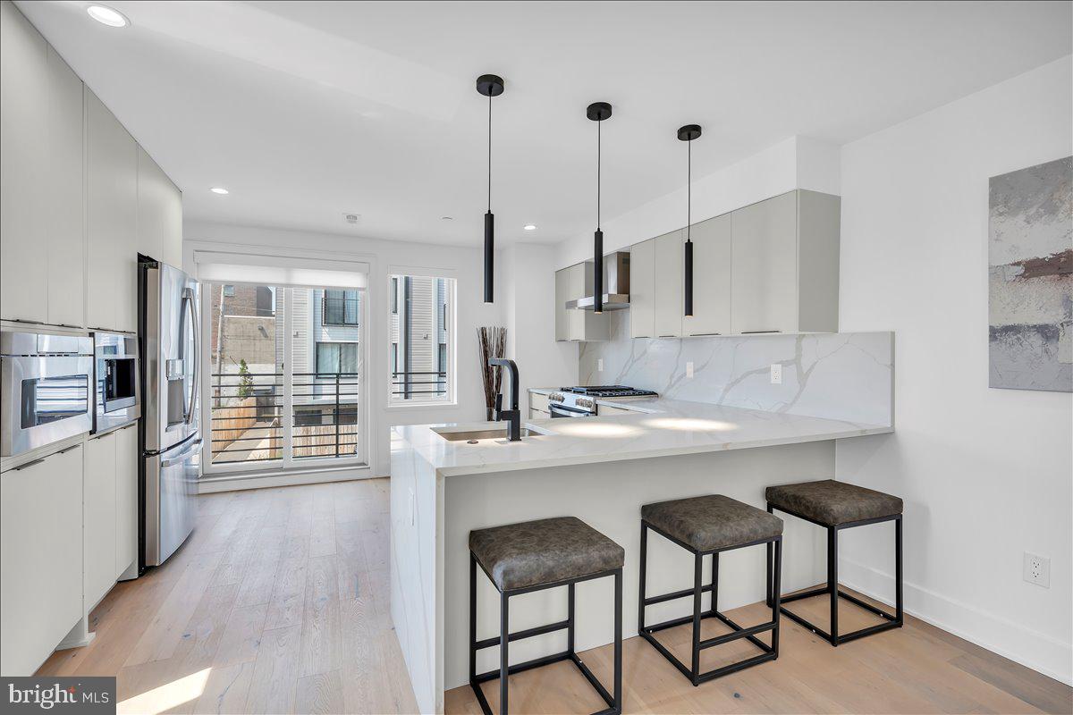 2604 E Hagert Street