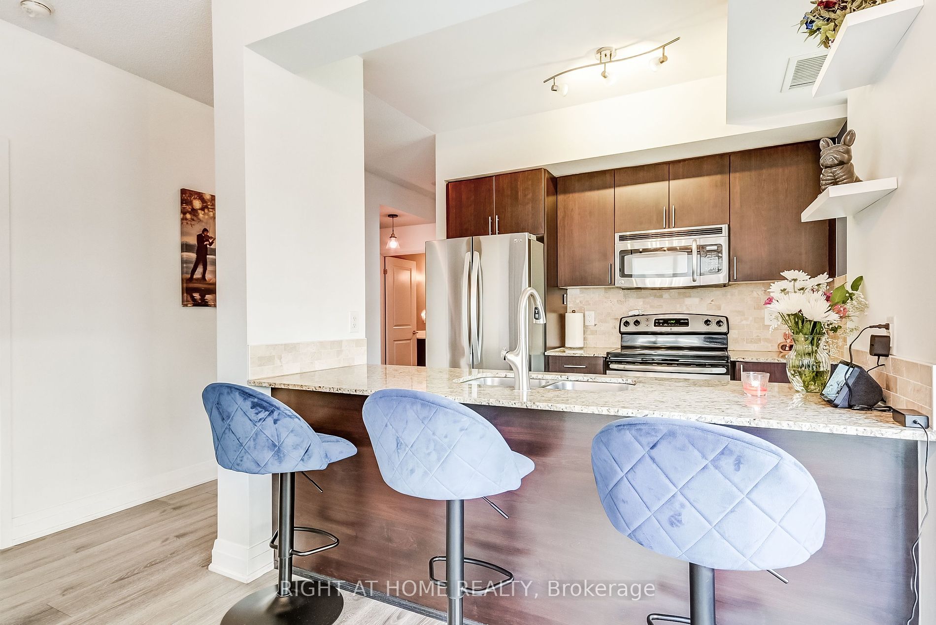 520 W Steeles Ave 212