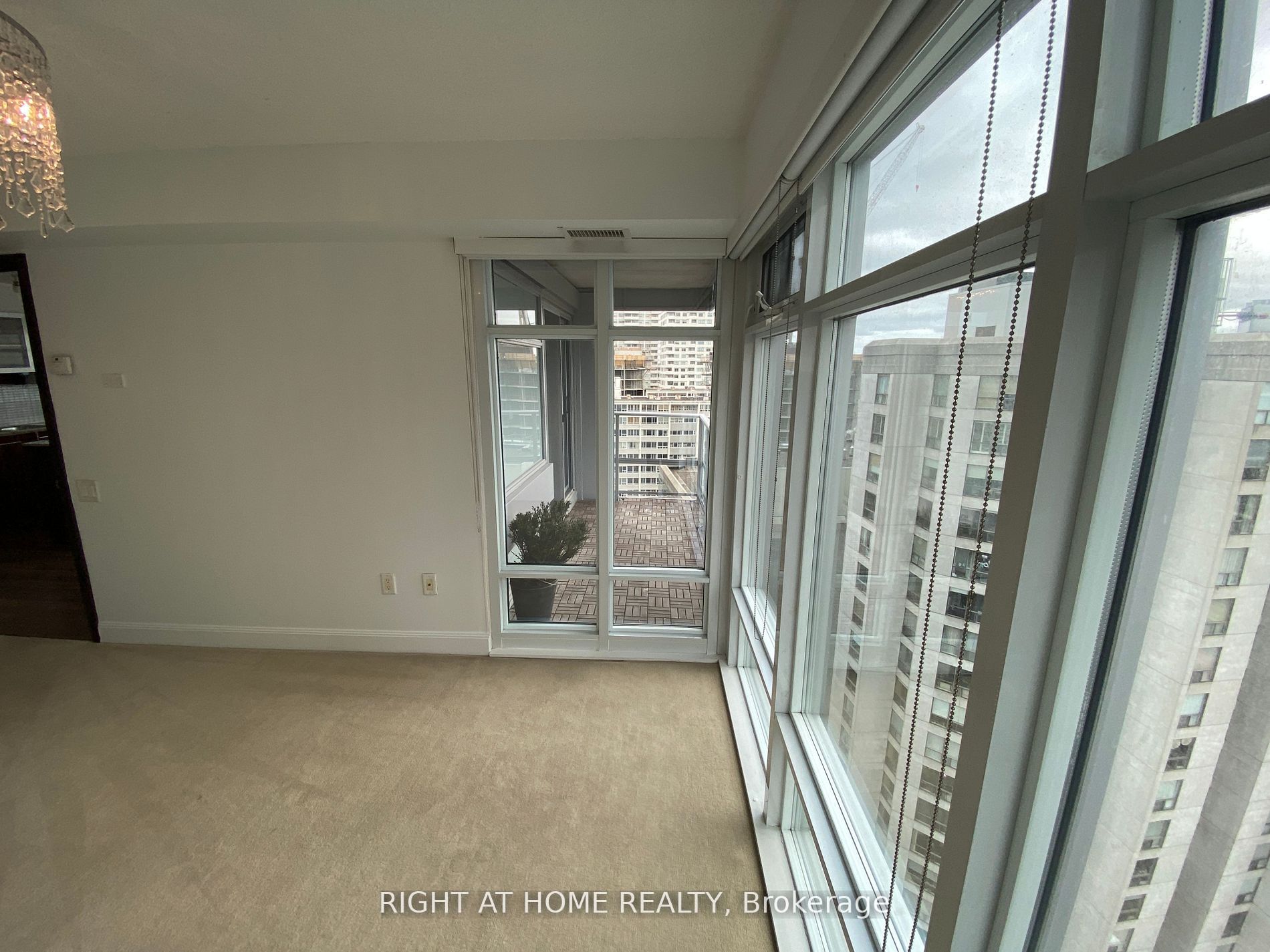 2191 Yonge St 1802