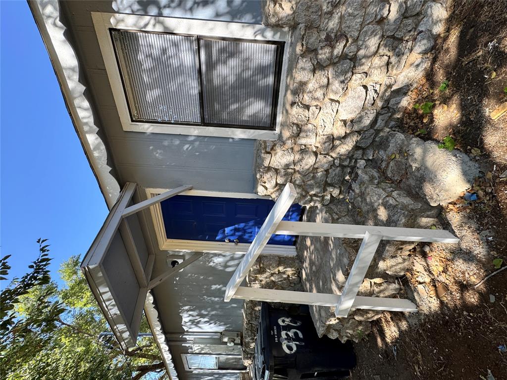 Move in ready, new fresh paint inside and outside. Great home for first time buyer or investor.