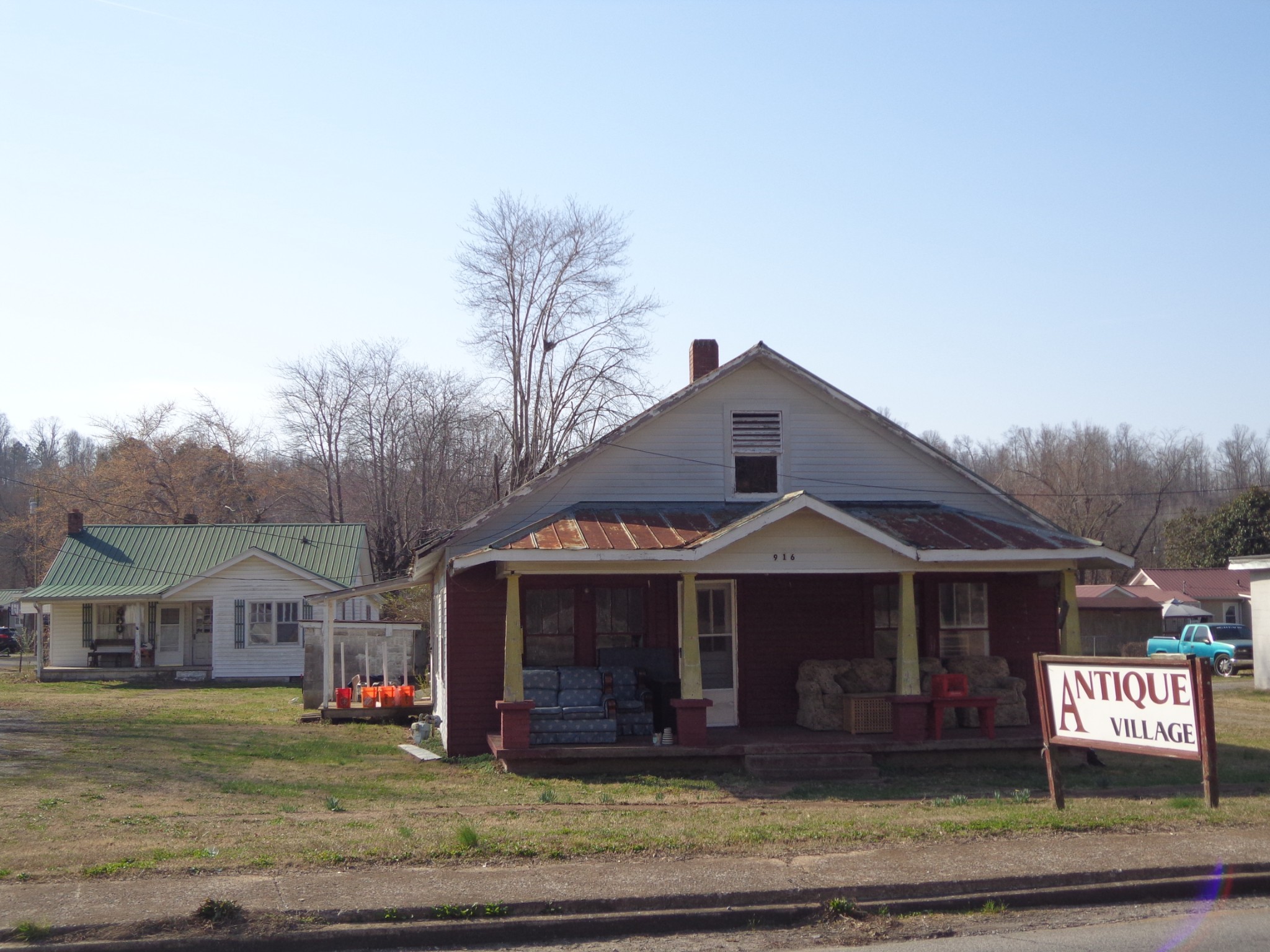 918 E Main St