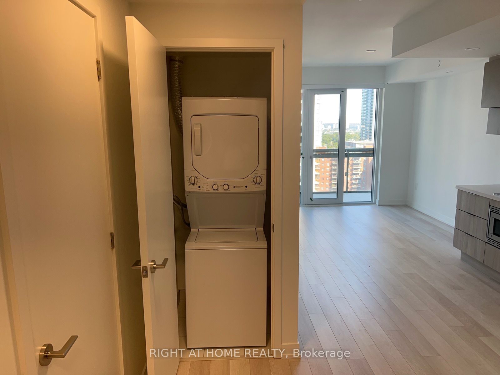 39 Roehampton Ave 1610