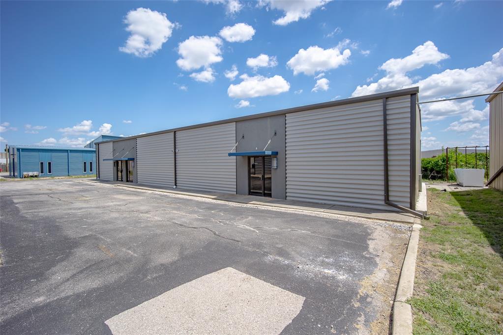 FOR LEASE! This exceptional office/warehouse lease opportunity in West Norman offers 4,000 square feet of versatile space, including 10 private offices, three restrooms, a conference area, a kitchen, and ample warehouse space. Located with easy access to I-35 and Tecumseh Rd, this property combines a prime location with the necessary amenities to support your business needs. Don’t miss your chance to secure this ideal space today!