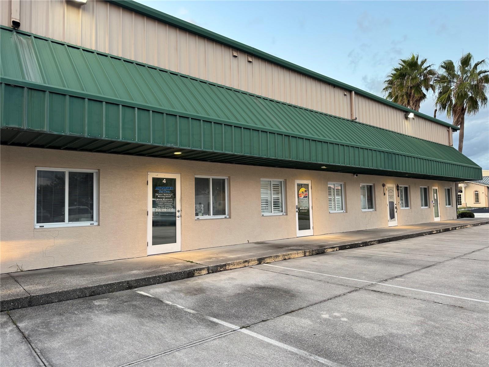 STRATEGIC 1,600 SF FLEX WAREHOUSE | MEZZANINE | I-75 ACCESS. This highly functional space offers the ultimate setup for entrepreneurs, contractors, or creative professionals. Its open-concept layout and excellent infrastructure provide a customizable environment for any operational need.

KEY HIGHLIGHTS:

1,600 sq ft of flexible, open space.

Dedicated Mezzanine area for office or extra storage.

High Ceilings for vertical storage/equipment.

2 Bathrooms (includes a full shower).

Unbeatable Location with fast access to I-75.

Ideal for a professional workshop, studio, or logistics hub. This opportunity won't last—contact us for details!