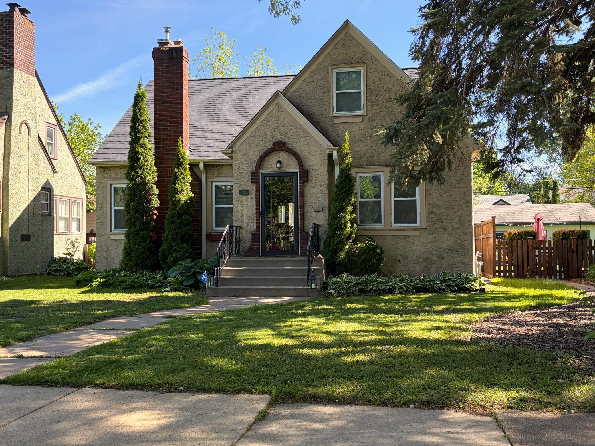 722 Arlington Avenue E