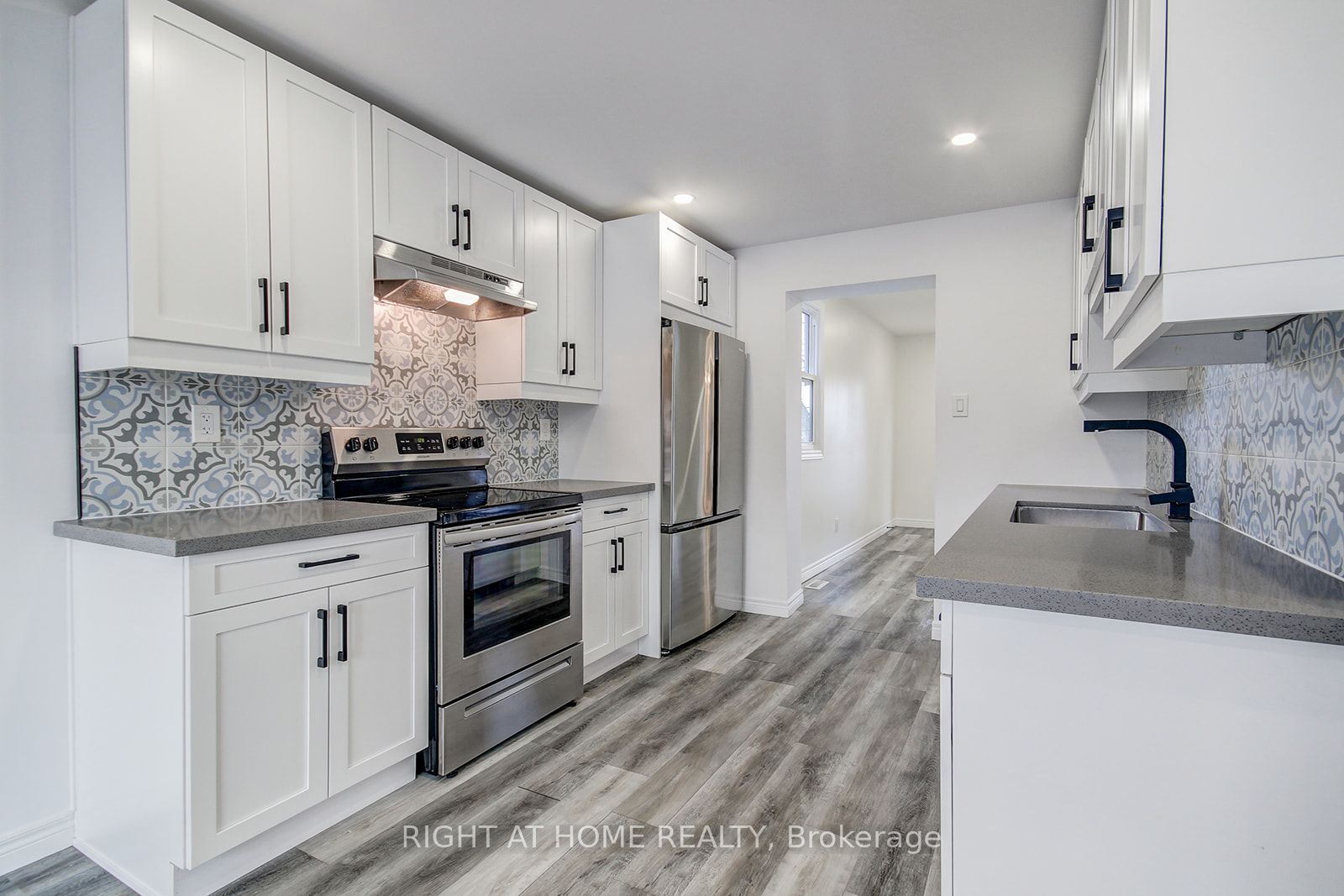 631 E Queensdale Ave Upper
