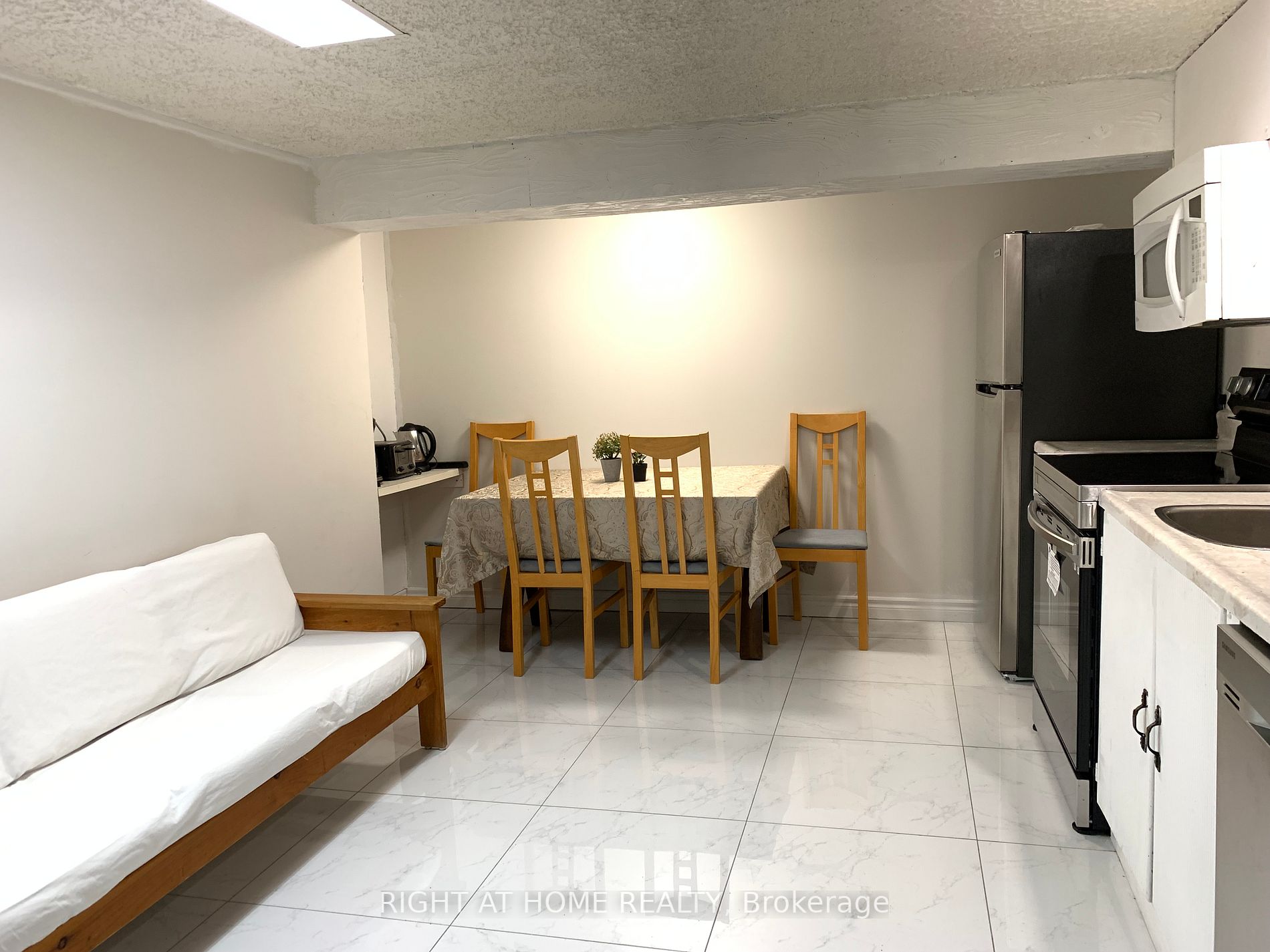 385 Marybay Cres
