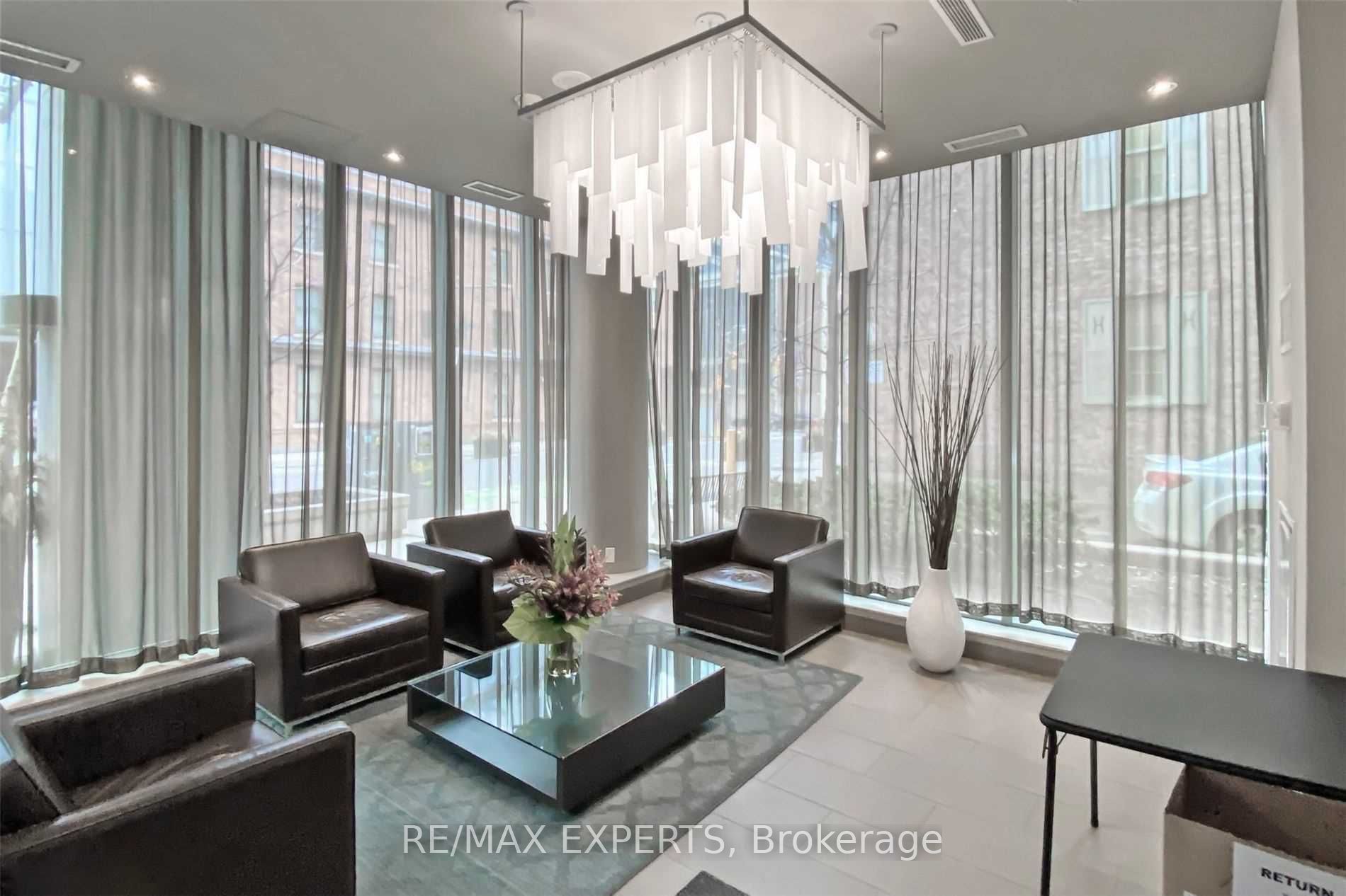 126 Simcoe St 302