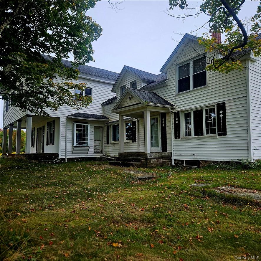 View of front of house featuring a front lawn