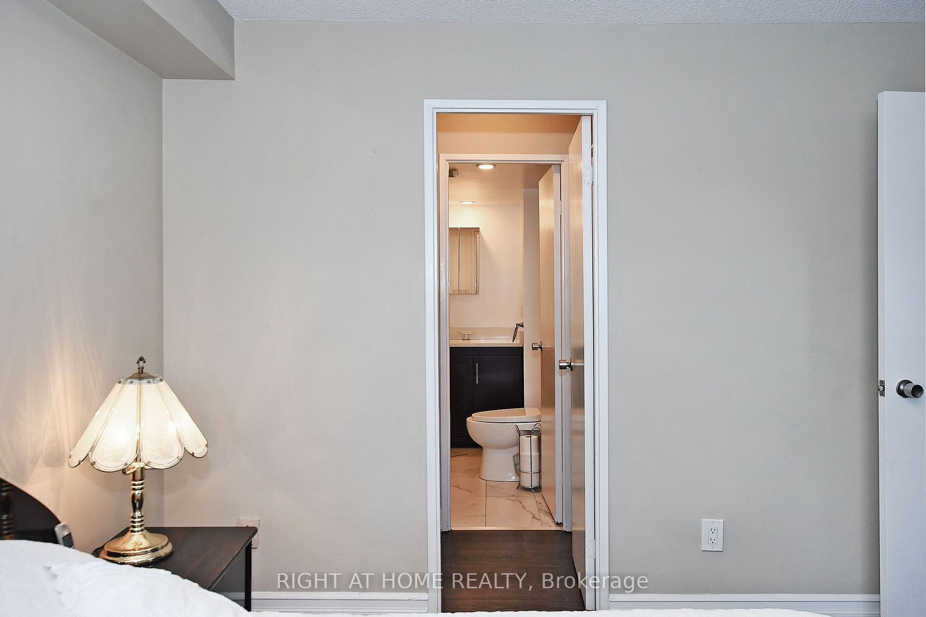 60 Inverlochy Blvd 806