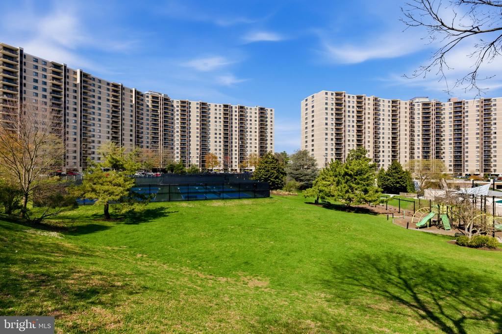 203 Yoakum Parkway 906