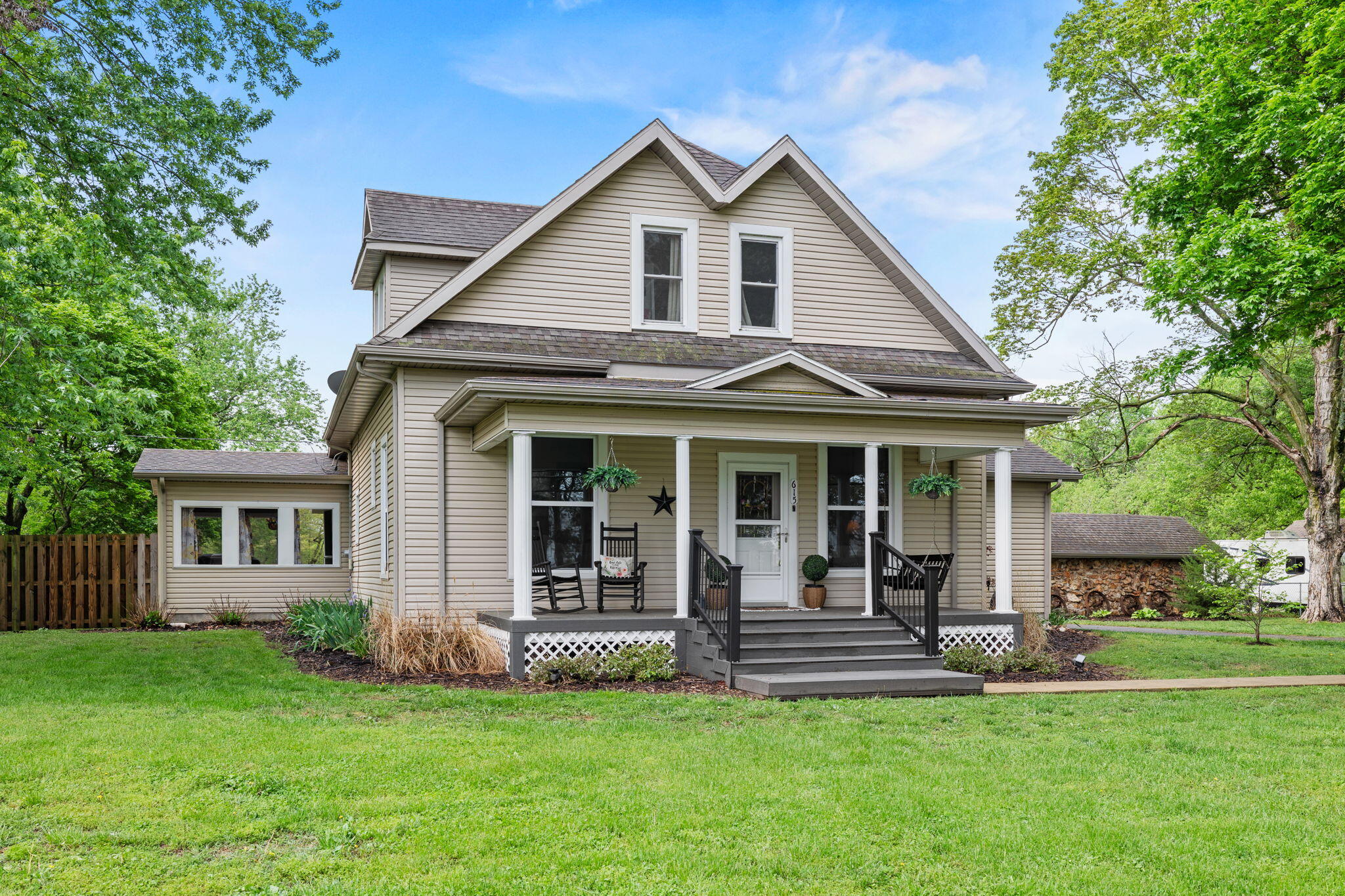 615 E Prairie Lane