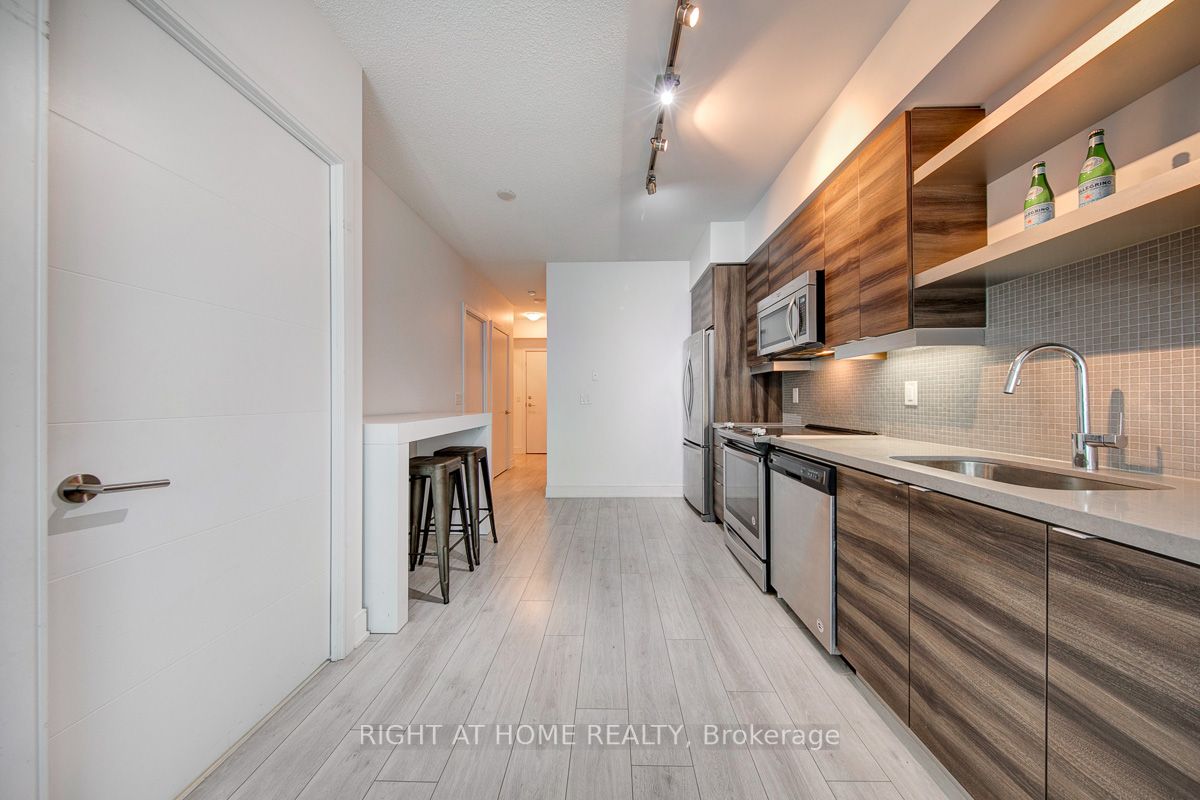 525 W Adelaide St 932