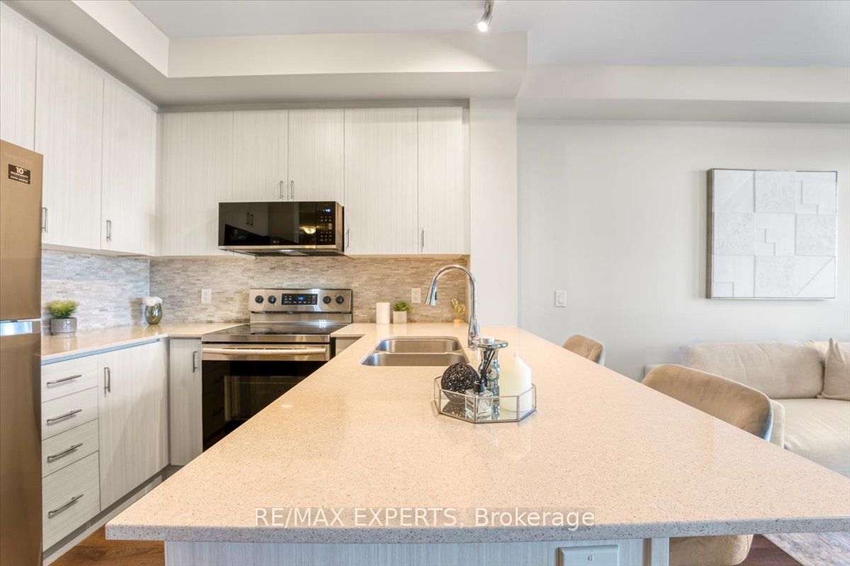 1105 E Leger Way 527