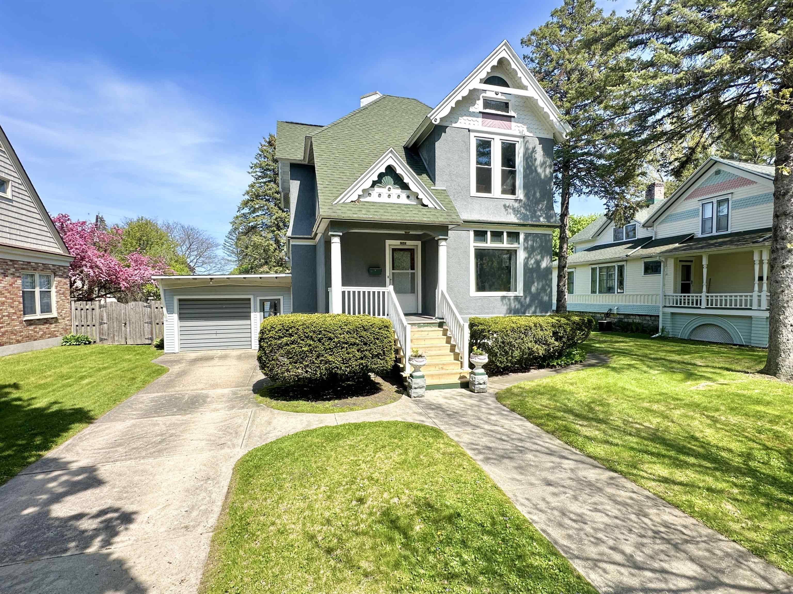 Broadway Real Estate (906) 8634484