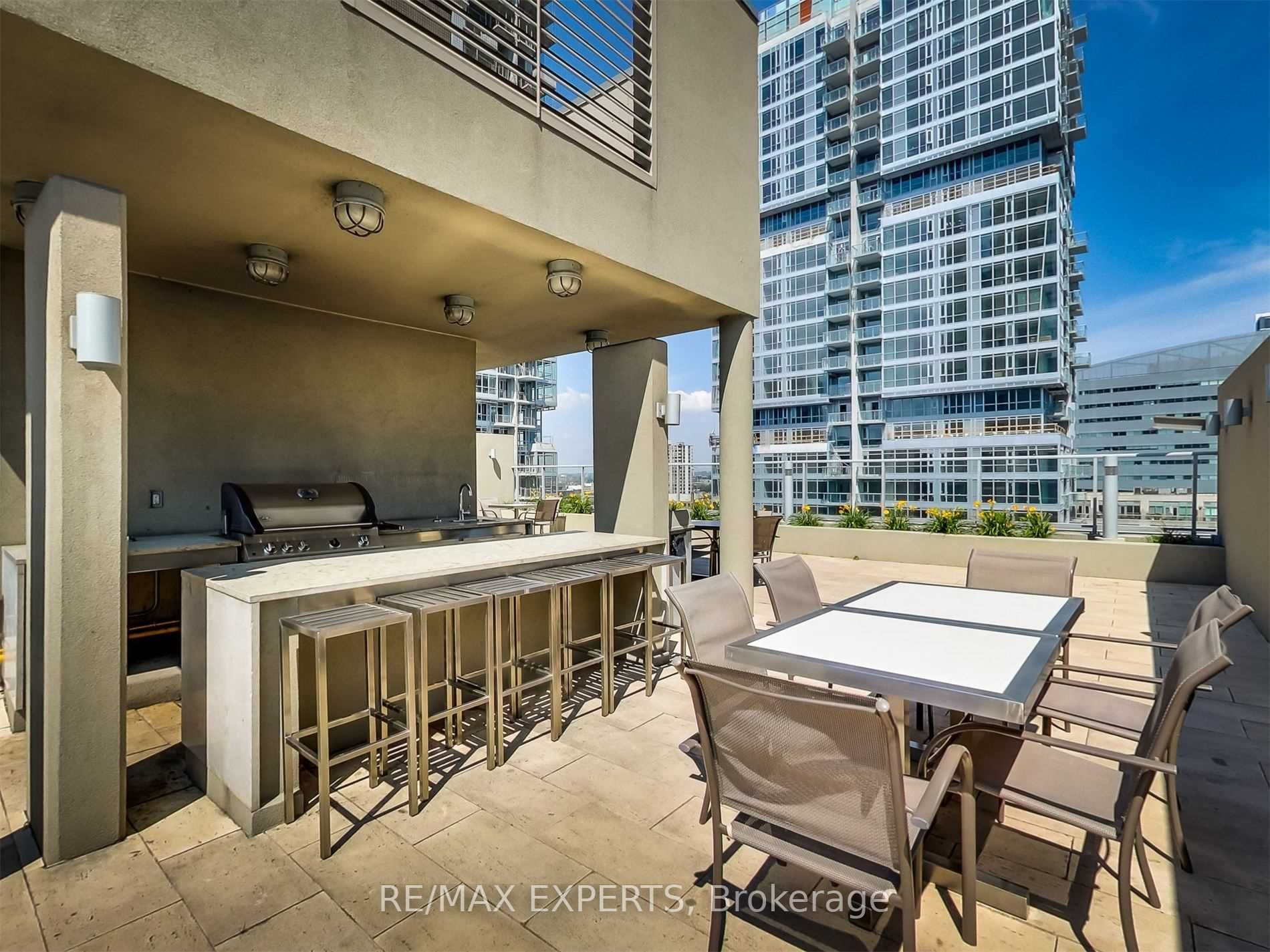 126 Simcoe St 302