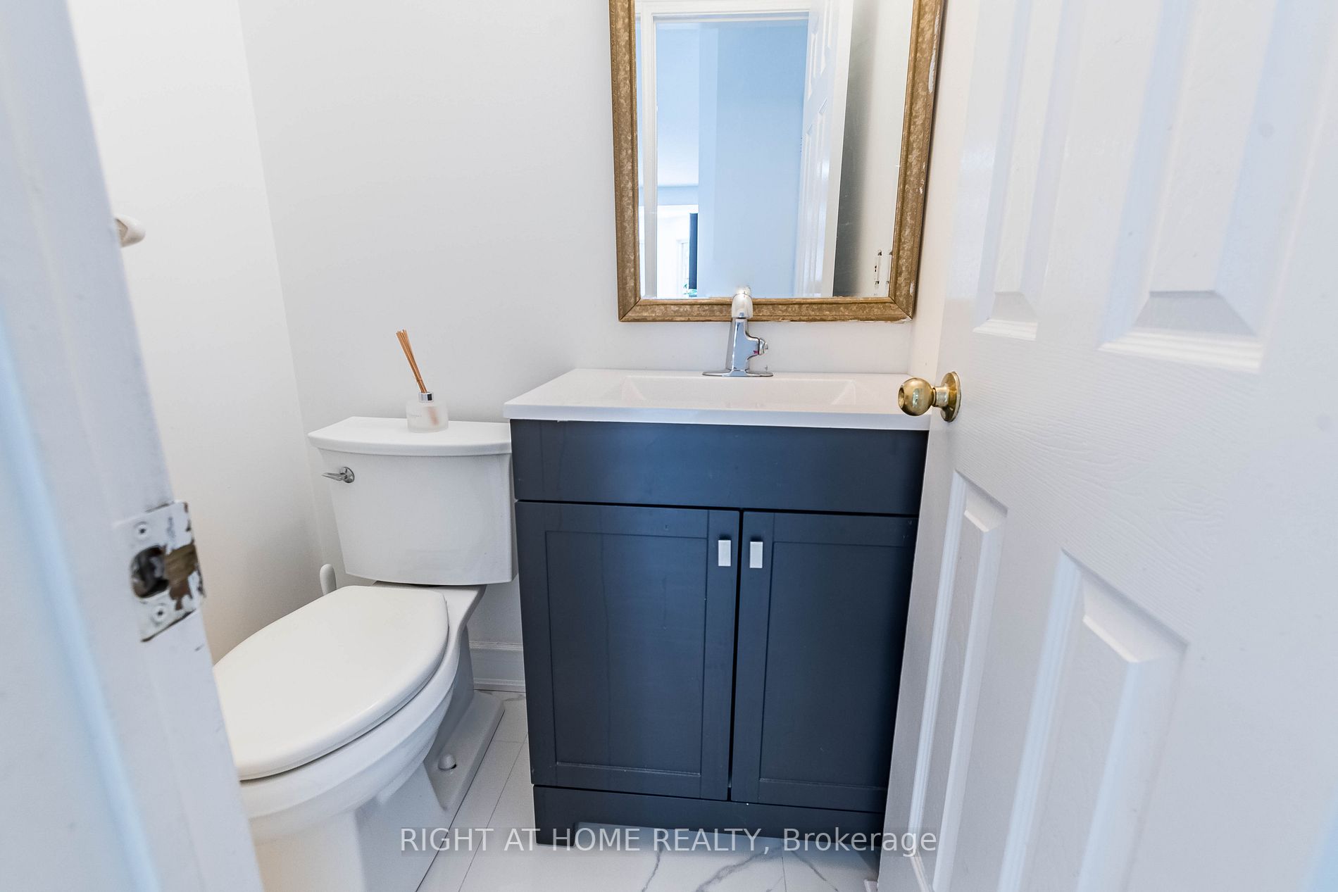 5579 Whitehorn Ave Upper