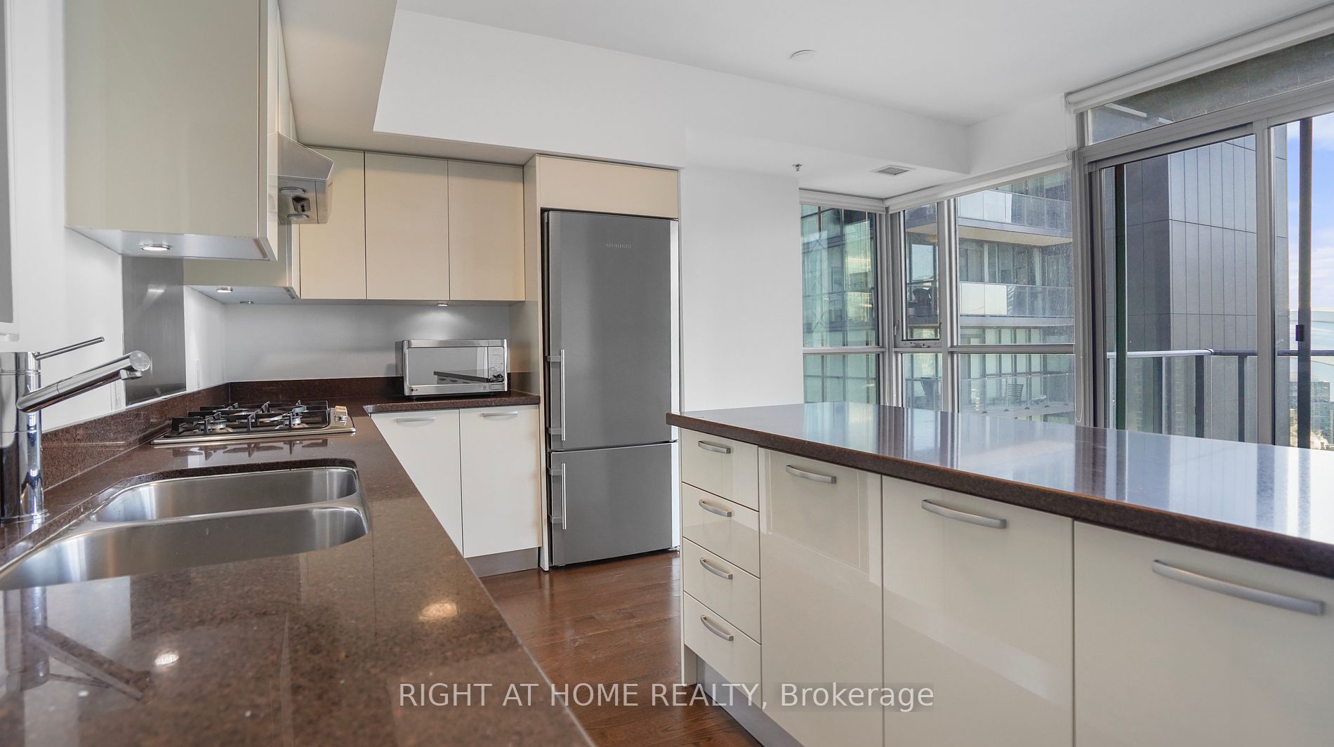 375 W King St 2103