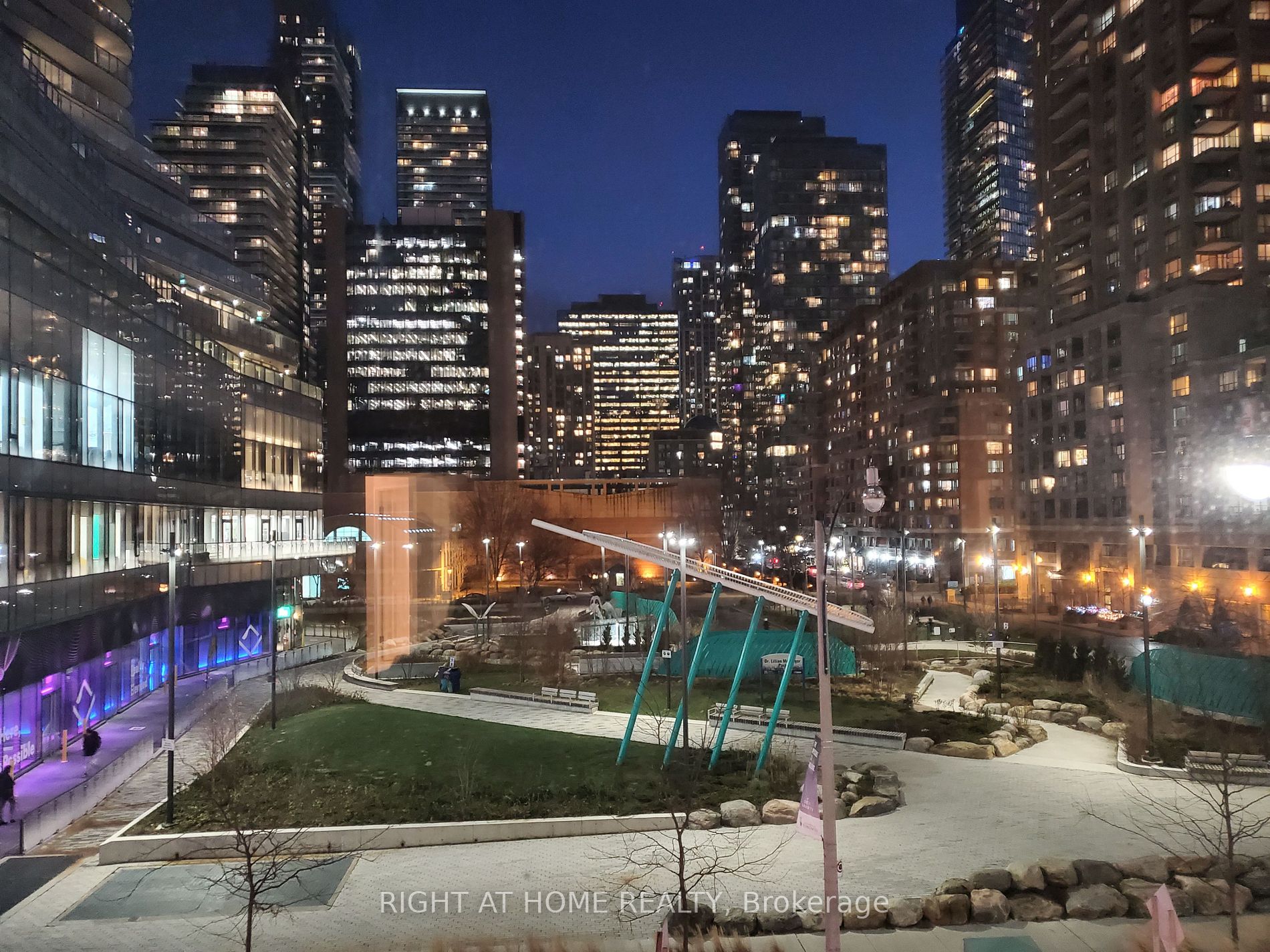 24 W Wellesley St 317