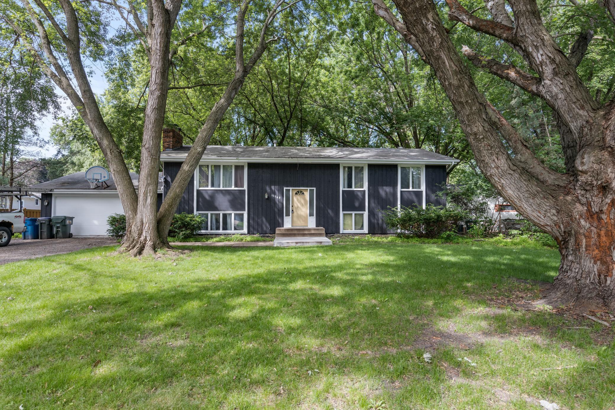 Spacious 5-bedroom, 3-bath home with a 2-car garage and extra driveway for additional parking. Large backyard with lots of trees and a generous deck ideal for entertaining. Plenty of space inside and out. The home offers great potential and just needs some TLC to make it shine. A fantastic opportunity for buyers looking to personalize their space or invest in a property.
Buyers and agents to verify all measurements.