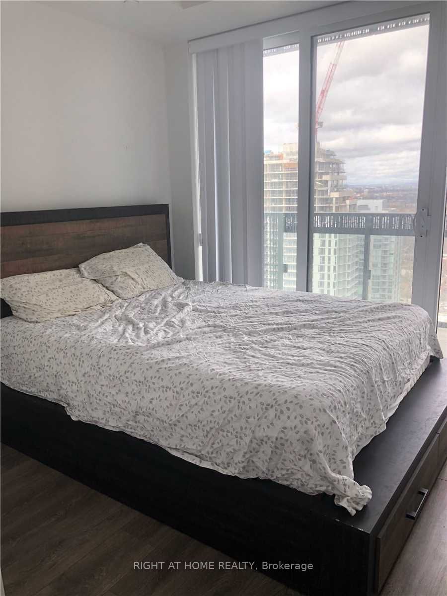 8 E Eglinton Ave 2806