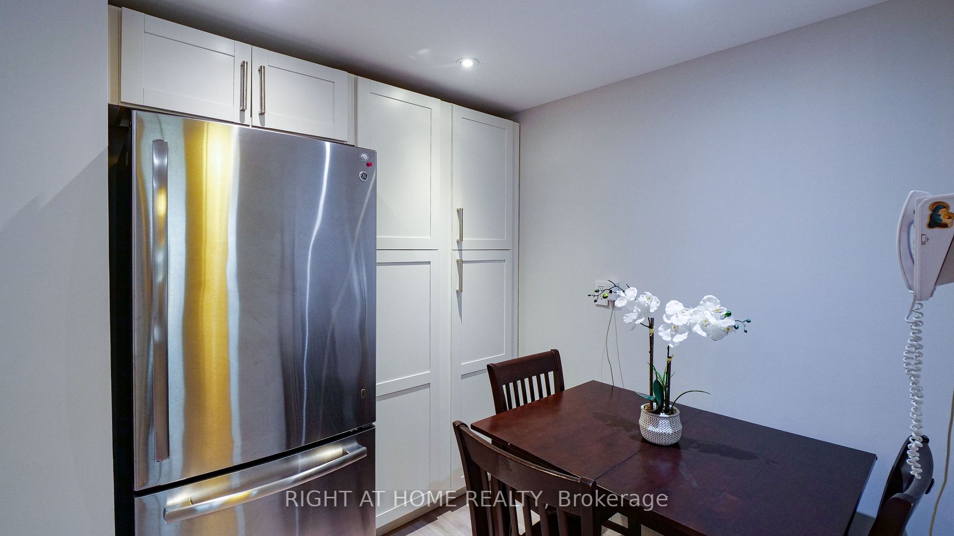 812 Burnhamthorpe Rd 705