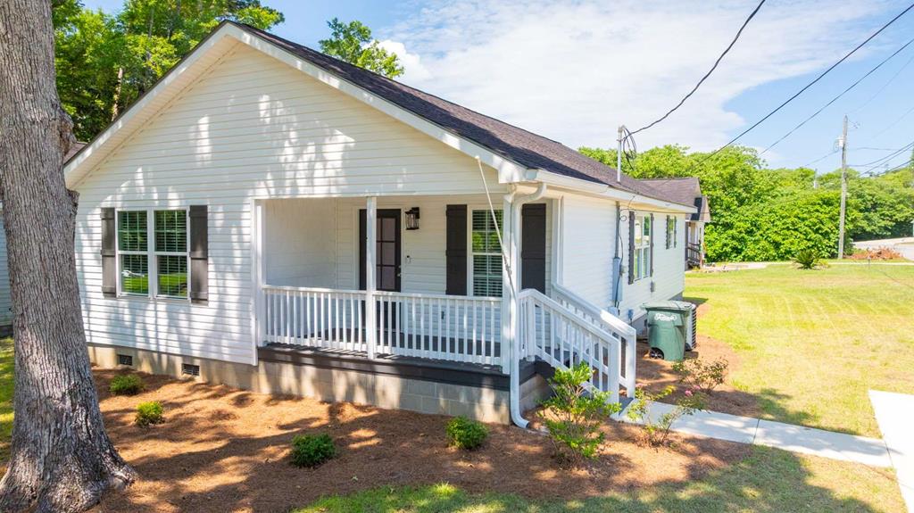 Newly remodeled 3 bed/2 bath home located close to downtown.  Featuring LVP Flooring, new cabinets, like new appliances and granite countertops.  Convenient to downtown Thomasville, schools, local shopping and restaurants.