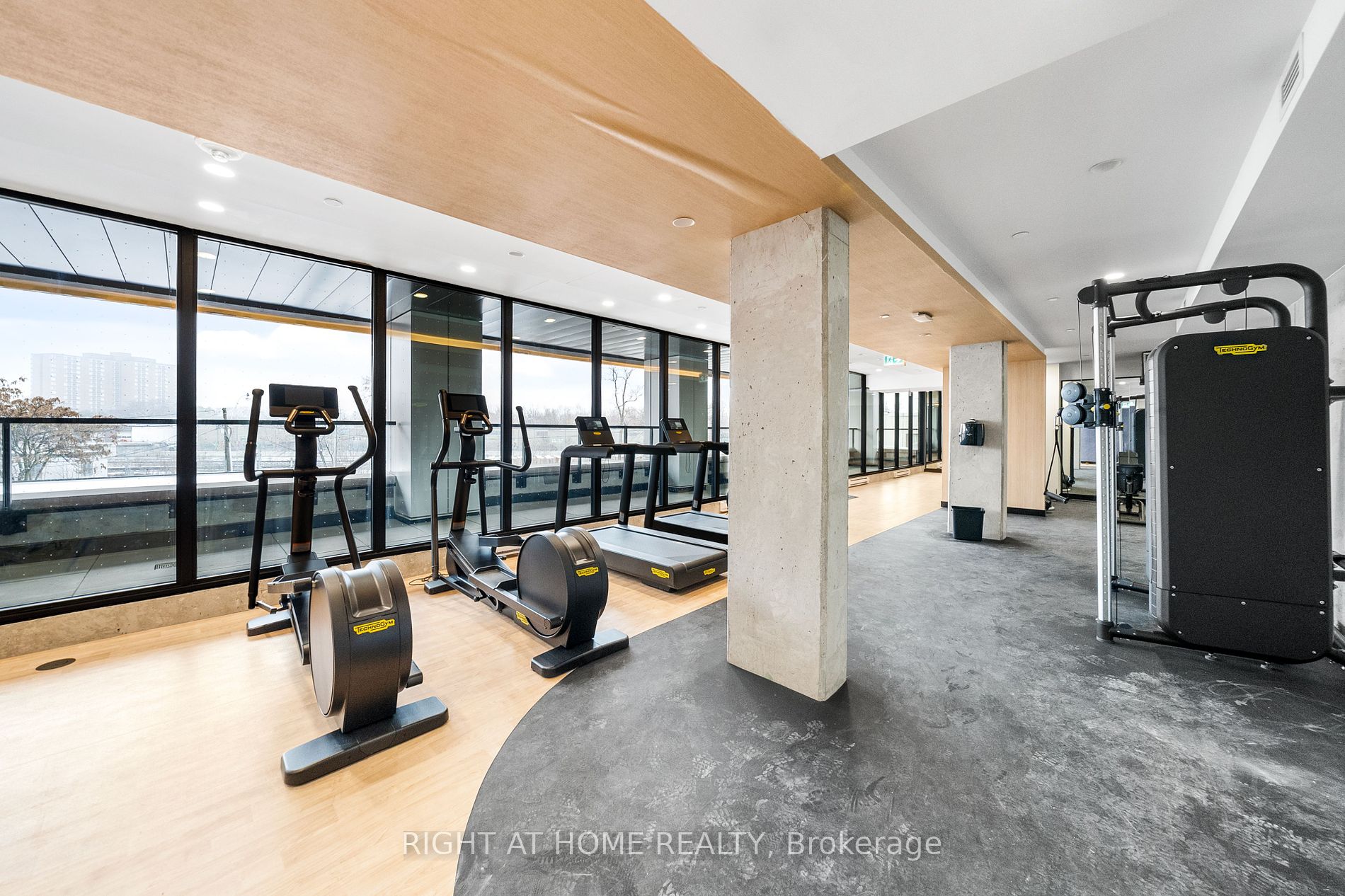 2720 Dundas St 520