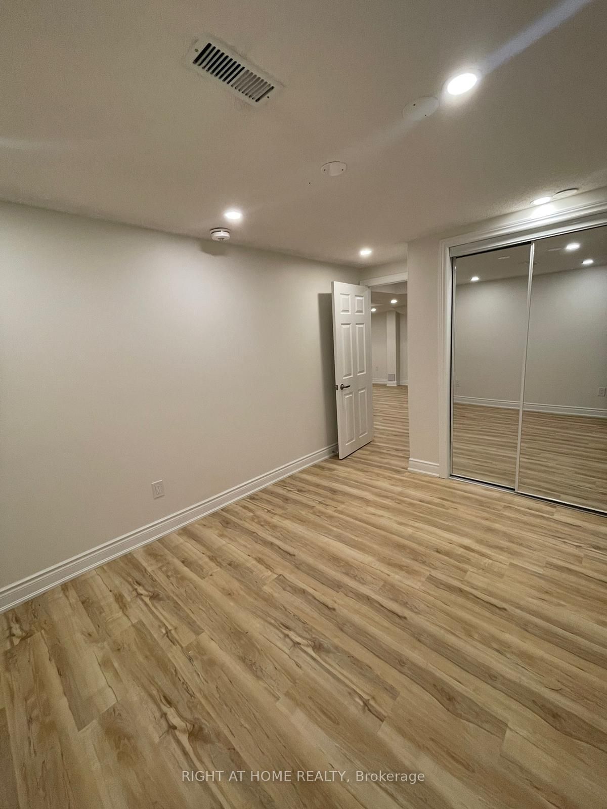 9 Mediterra Dr (Bsmnt)