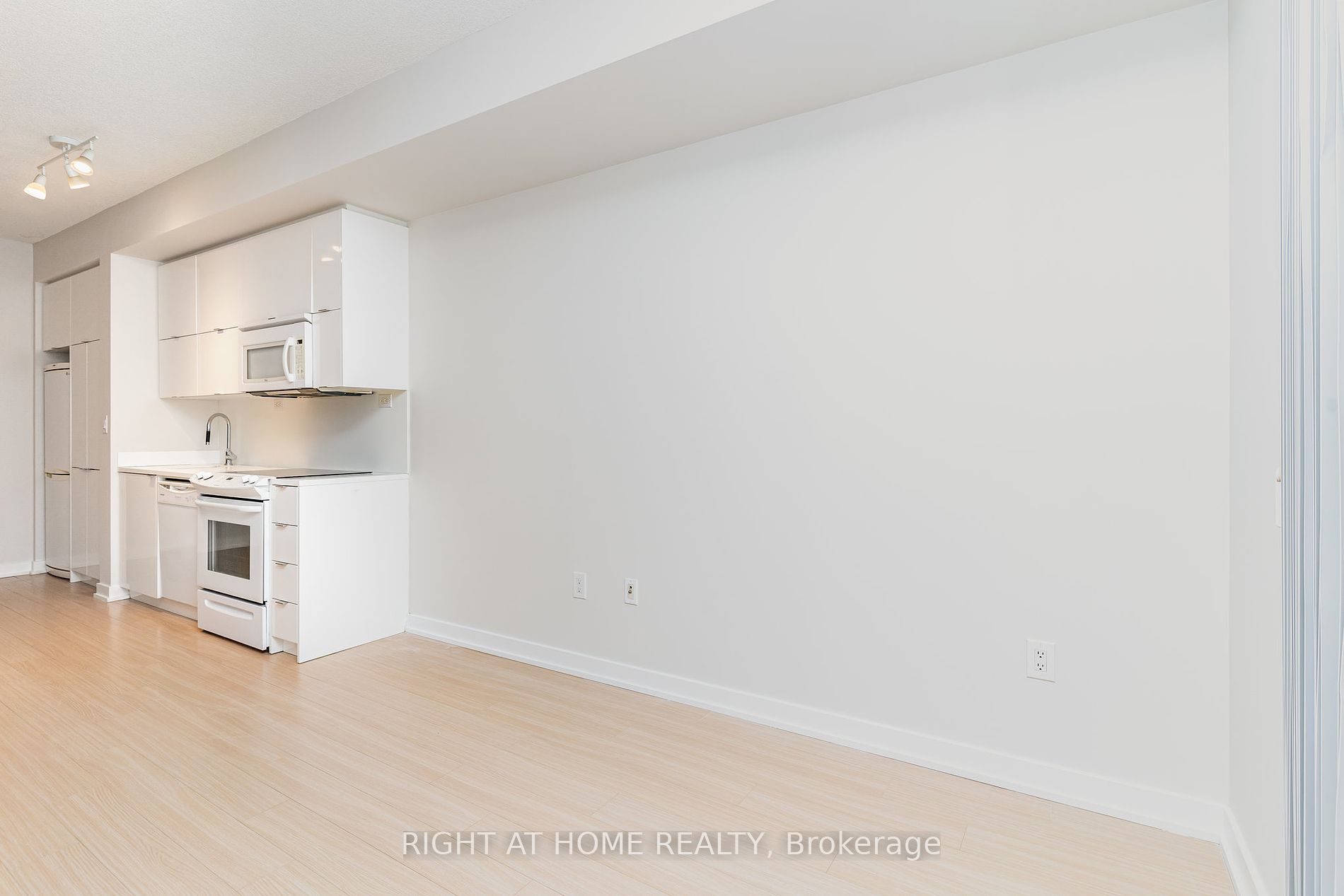 21 Iceboat Terr 3703